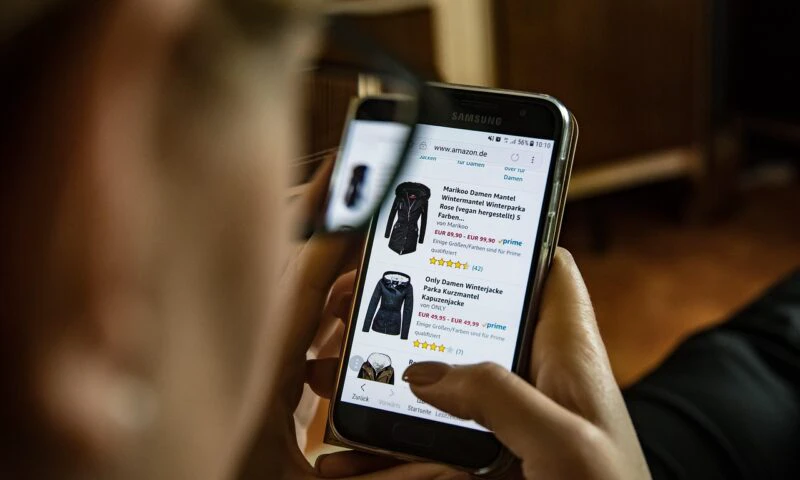Alte șase platforme online, printre care Amazon și Temu, raportate justiției franceze pentru vânzarea de produse interzise