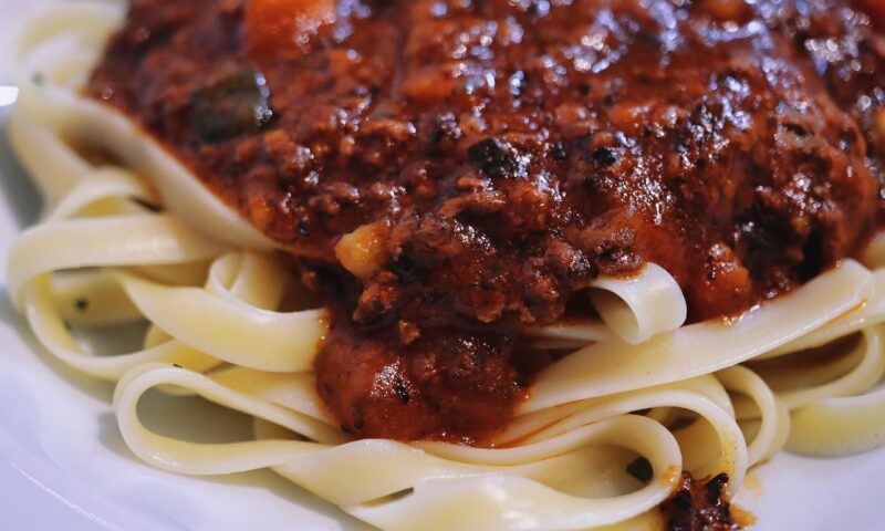 Secretele celebrei bucătărese Mary Berry pentru pastele bolognese