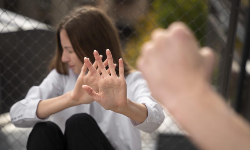 Bărbat din Brăila, doi ani cu suspendare după ce si-a terorizat sotia și a dat cu mașina peste socru