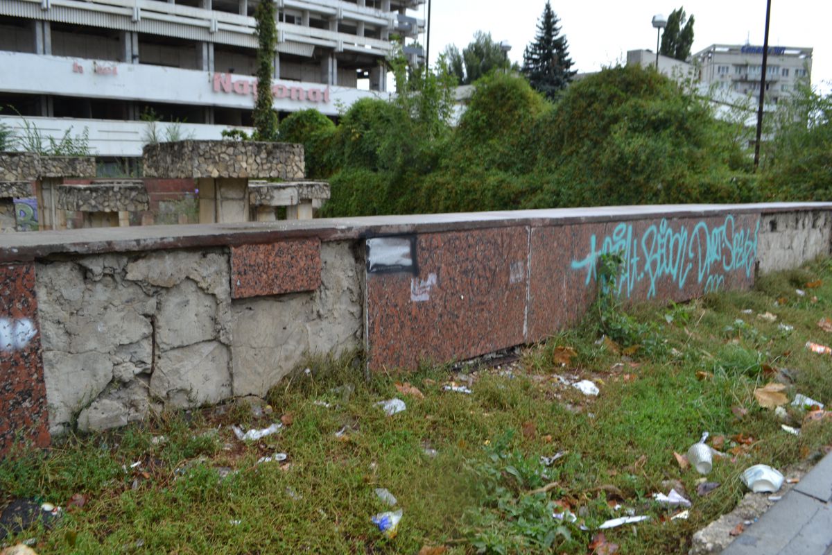 Havuzul din faţa hotelului Naţional