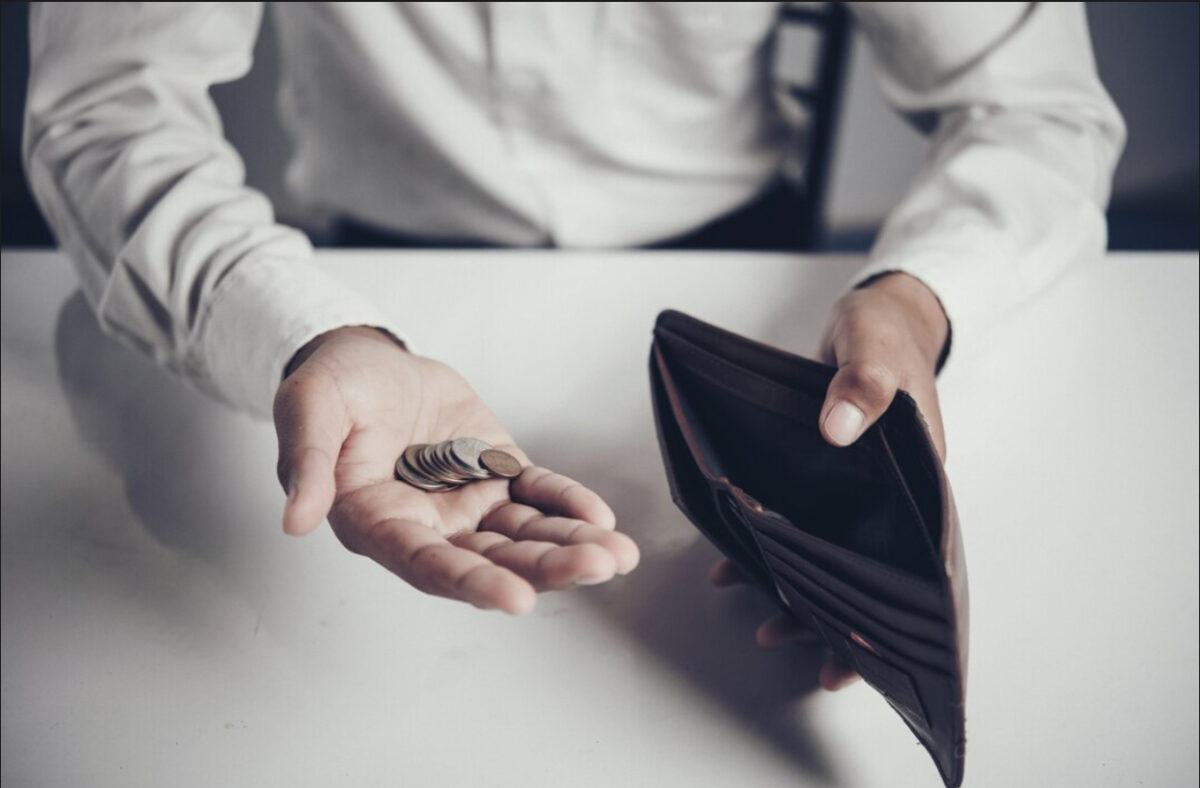 Capcanele din spatele IFN-urilor. Dobânzi uriașe și vieți distruse de povara creditelor