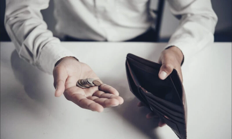 Capcanele din spatele IFN-urilor. Dobânzi uriașe și vieți distruse de povara creditelor