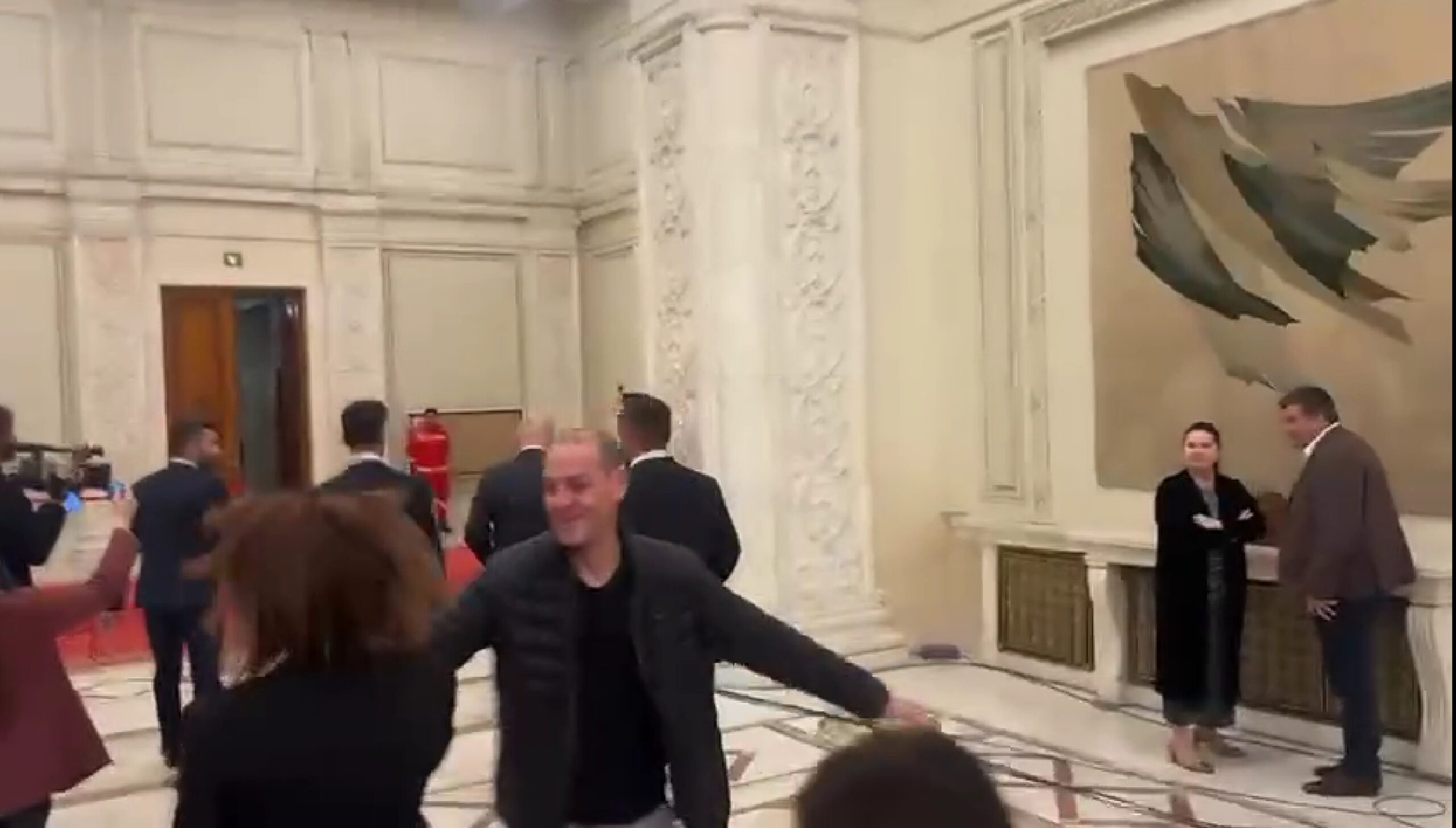 Ofițerul de presă care a bruscat jurnaliștii la Palatul Victoria