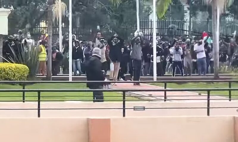 Tinerii din Tanzania ies în stradă. Demonstrațiile anti-guvernamentale escaladează