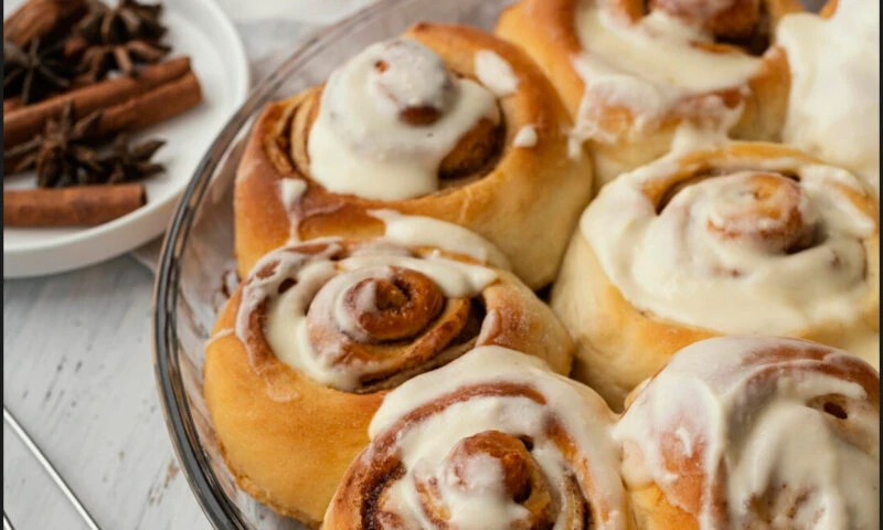 Desertul care face furori pe internet. Rulouri cu scorțișoară și cremă de brânză