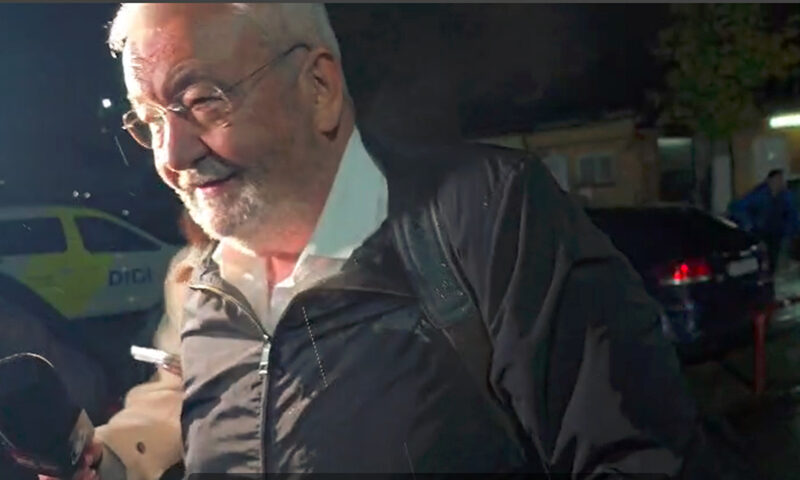 Imagini cu Sebastian Vlădescu și Ionuț Costea la ieșirea din închisoare. Au fost întâmpinați de Ceaușescu