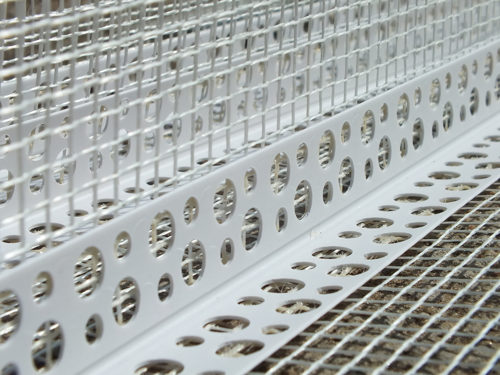 Sfaturi pentru montarea corectă a colțarului cu plasă pentru o structură durabilă