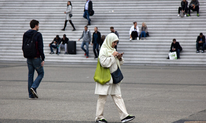 Scandal în Franța, după ce un sondaj a arătat că tinerii musulmani pun Sharia deasupra legilor statului