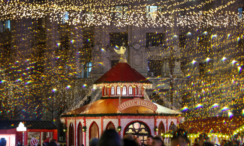Se aprind luminile de sărbători în Capitală. Târgul din Piața Constituției își deschide porțile pentru bucureșteni