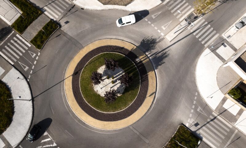 Semnalizarea în sensul giratoriu în România. Obligațiile șoferilor potrivit Codului Rutier