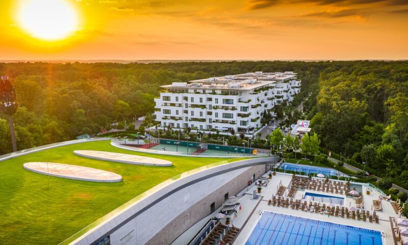 Viața de zi cu zi într-o comunitate internațională exclusivistă: cum trăiesc și interacționează rezidenții Stejarii