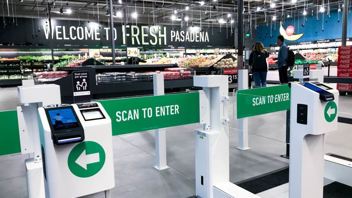 Camerele, senzorii și datele. Ce se ascunde în spatele supermarketului autonom