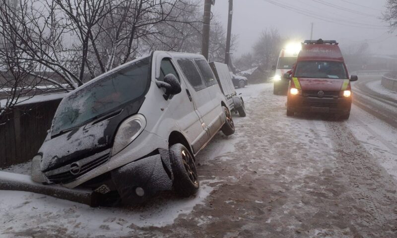 Un microbuz cu șapte persoane s-a răsturnat la Iași