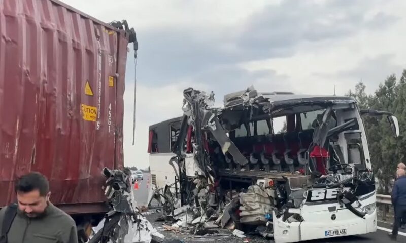 Șapte persoane au murit, iar alte 11 au fost rănite în Turcia, după ce un autobuz a lovit un camion 