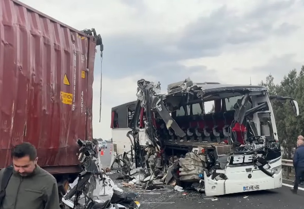 Șapte persoane au murit, iar alte 11 au fost rănite în Turcia, după ce un autobuz a lovit un camion 