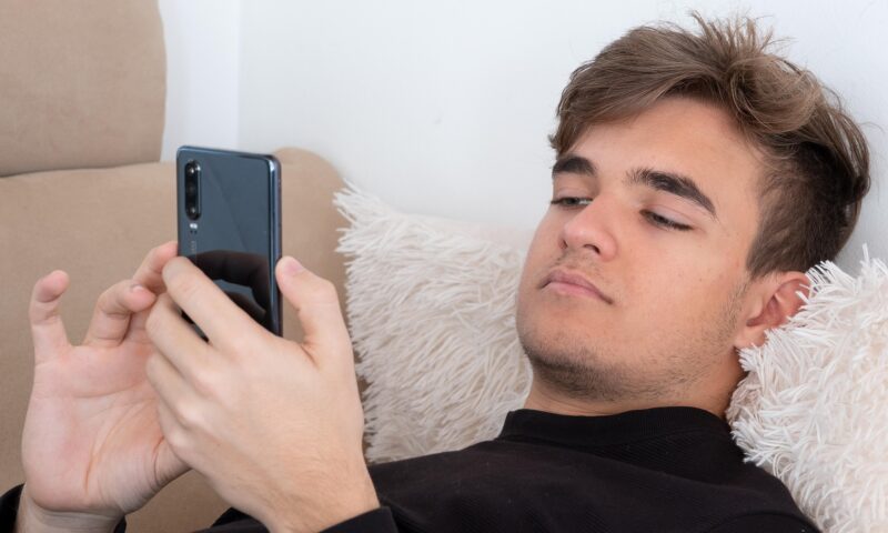 Inteligența artificială, noul sprijin pentru adolescenți. Un sfert dintre tineri cer ajutor chatbot-urilor