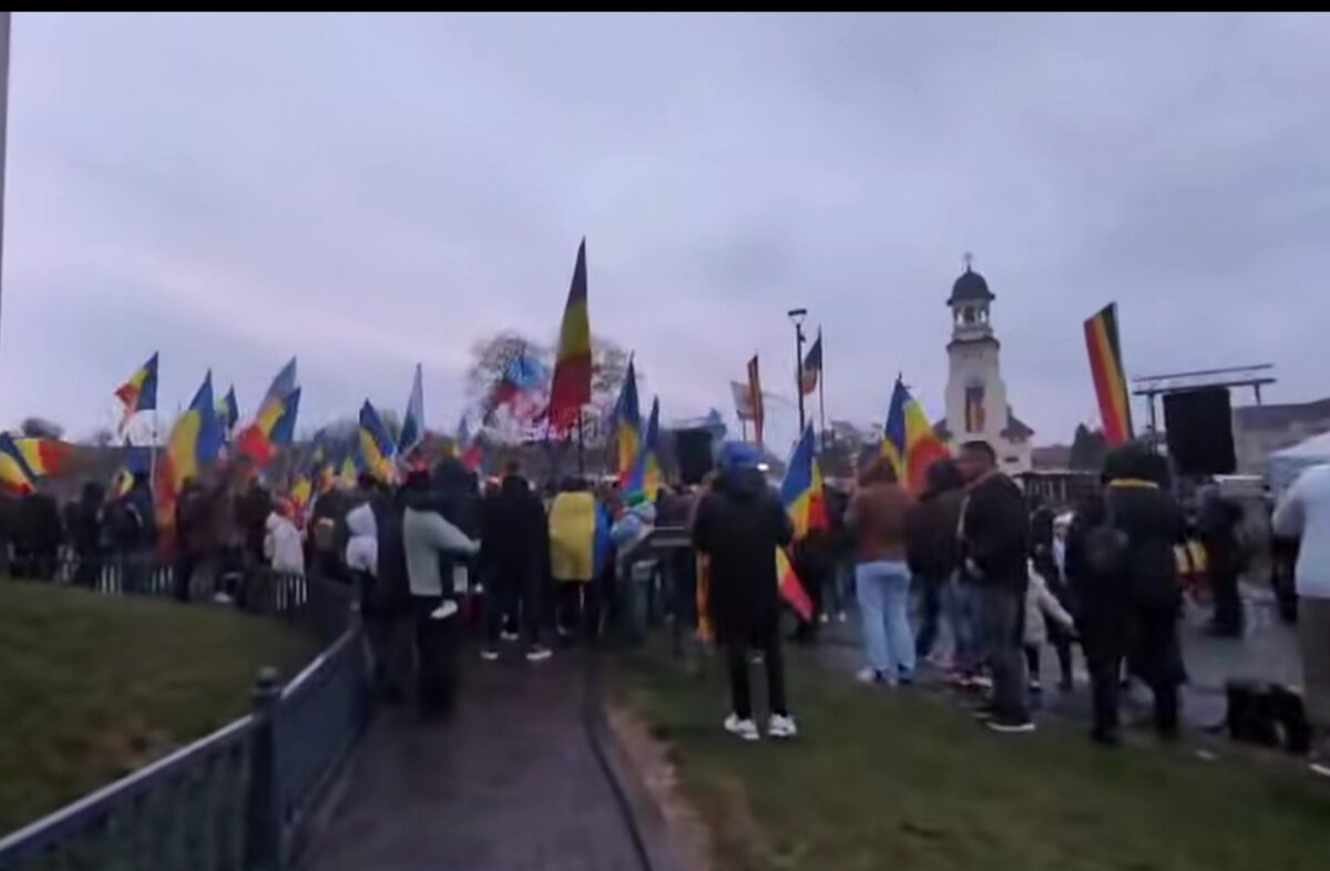 Scandal la Alba Iulia. Călin Georgescu, întâmpinat cu icoane și mesaje acide