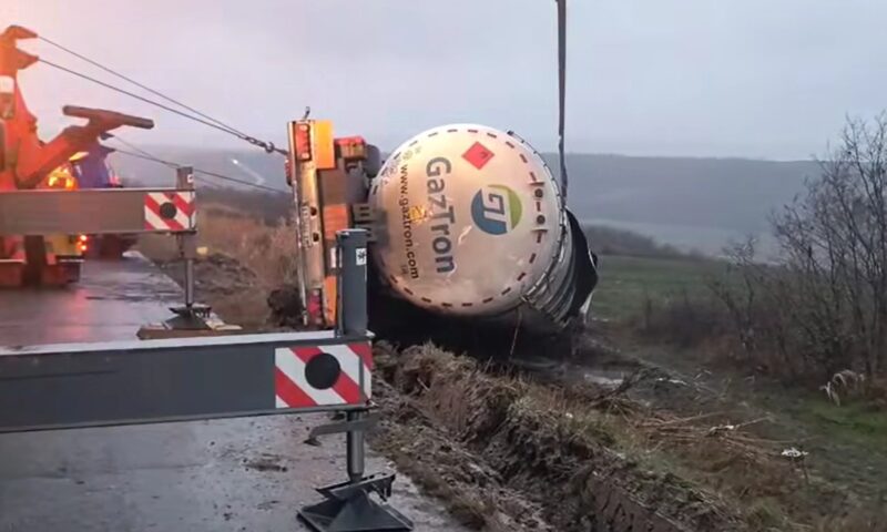 Pompierii din Vaslui au reușit, după câteva zile, să ridice din șanț cisterna încărcată cu GPL 