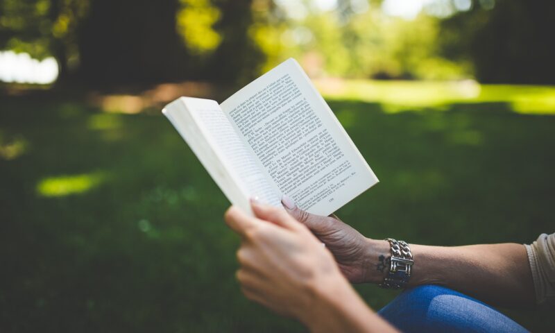 Ce au citit românii în 2025. Interesul pentru cărți a crescut în ultimii trei ani