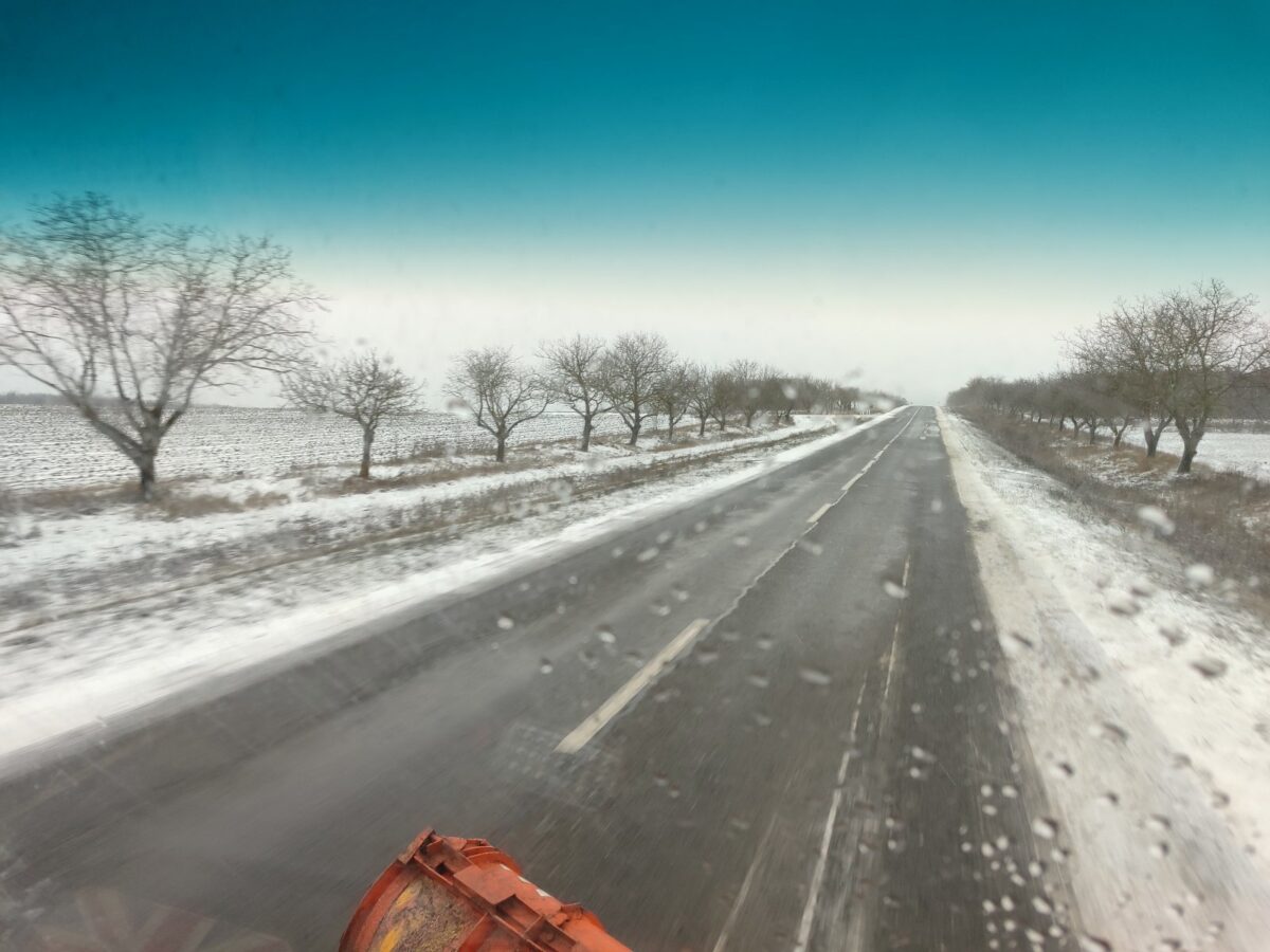 Cod galben de schimbare bruscă a vremii: Ceață densă, polei și vânt puternic pe mai multe drumuri din țară