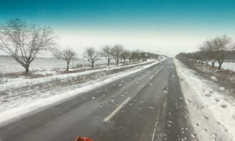 Cod galben de schimbare bruscă a vremii: Ceață densă, polei și vânt puternic pe mai multe drumuri din țară