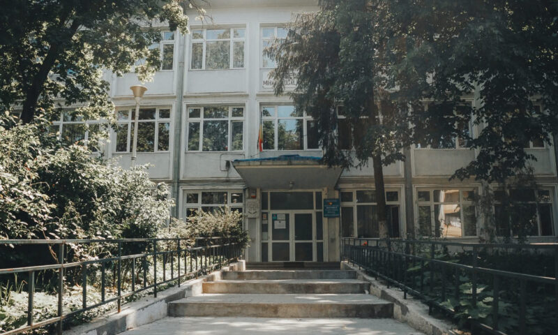 Monștri la catedră. Elevi amenințați cu briceagul de profesoară: Vă tai degetele