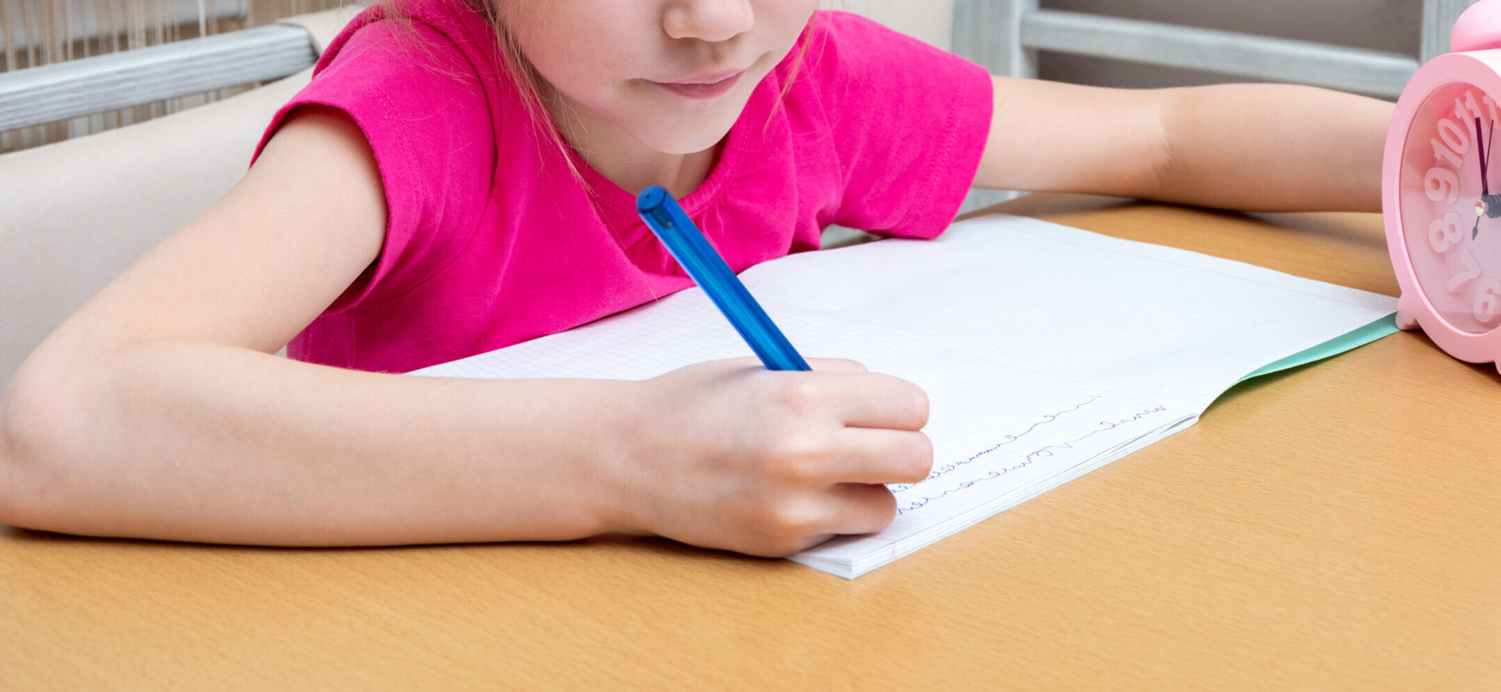 Copil care scrie