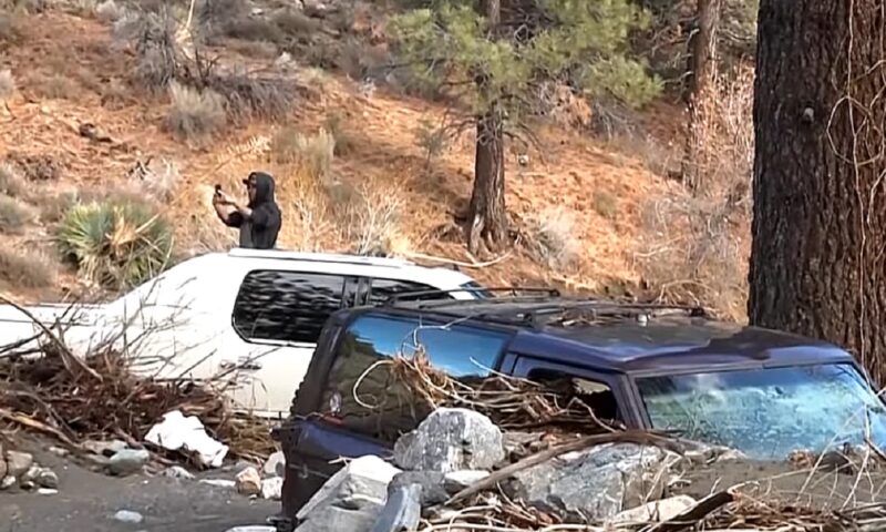 Furtuni violente în California. Alunecări de teren și valuri uriașe ucid oameni