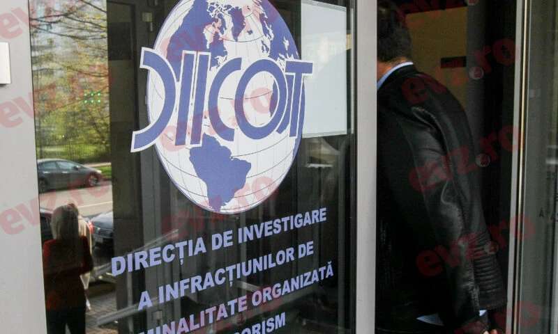 Bărbatul acuzat că i-a agresat pe copiii concubinei, trimis în judecată. Mama micuților, acuzată de complicitate