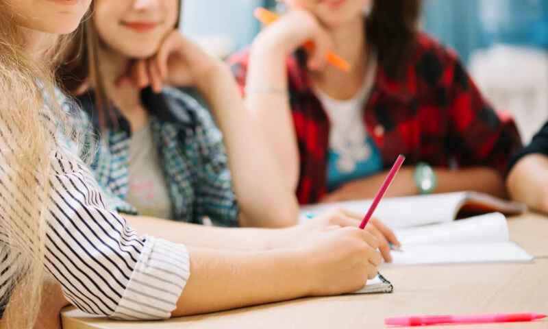 Elevii revin la cursuri, dar câteva școli rămân închise. Când va fi următoarea vacanță