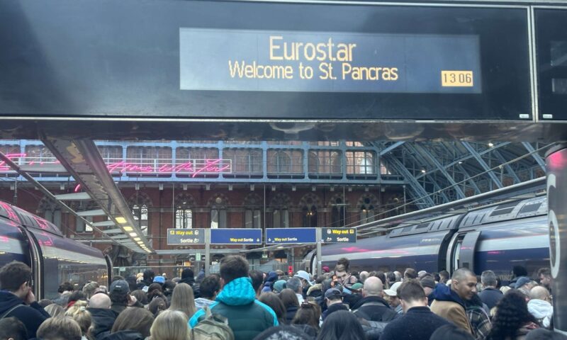 Haos pe rutele Eurostar. Întârzieri și trenuri blocate pentru a doua zi la rând