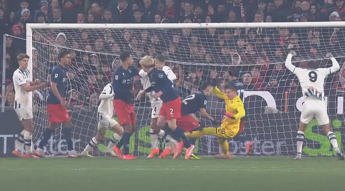 Genoa pierde dramatic la Roma, după un meci decis de VAR în prelungiri