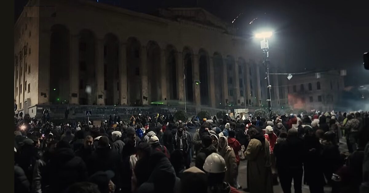 Arme chimice folosite contra protestatarilor, în Georgia. S-a folosit un agent chimic din Primul Război Mondial