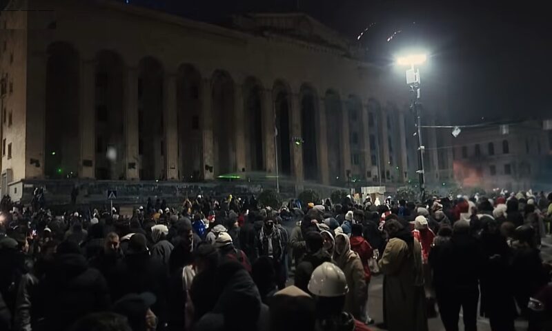 Arme chimice folosite contra protestatarilor, în Georgia. S-a folosit un agent chimic din Primul Război Mondial