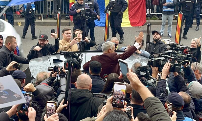 O după-amiază cu susținătorii lui Călin Georgescu. Sirene și rugăciuni, la Curtea de Apel