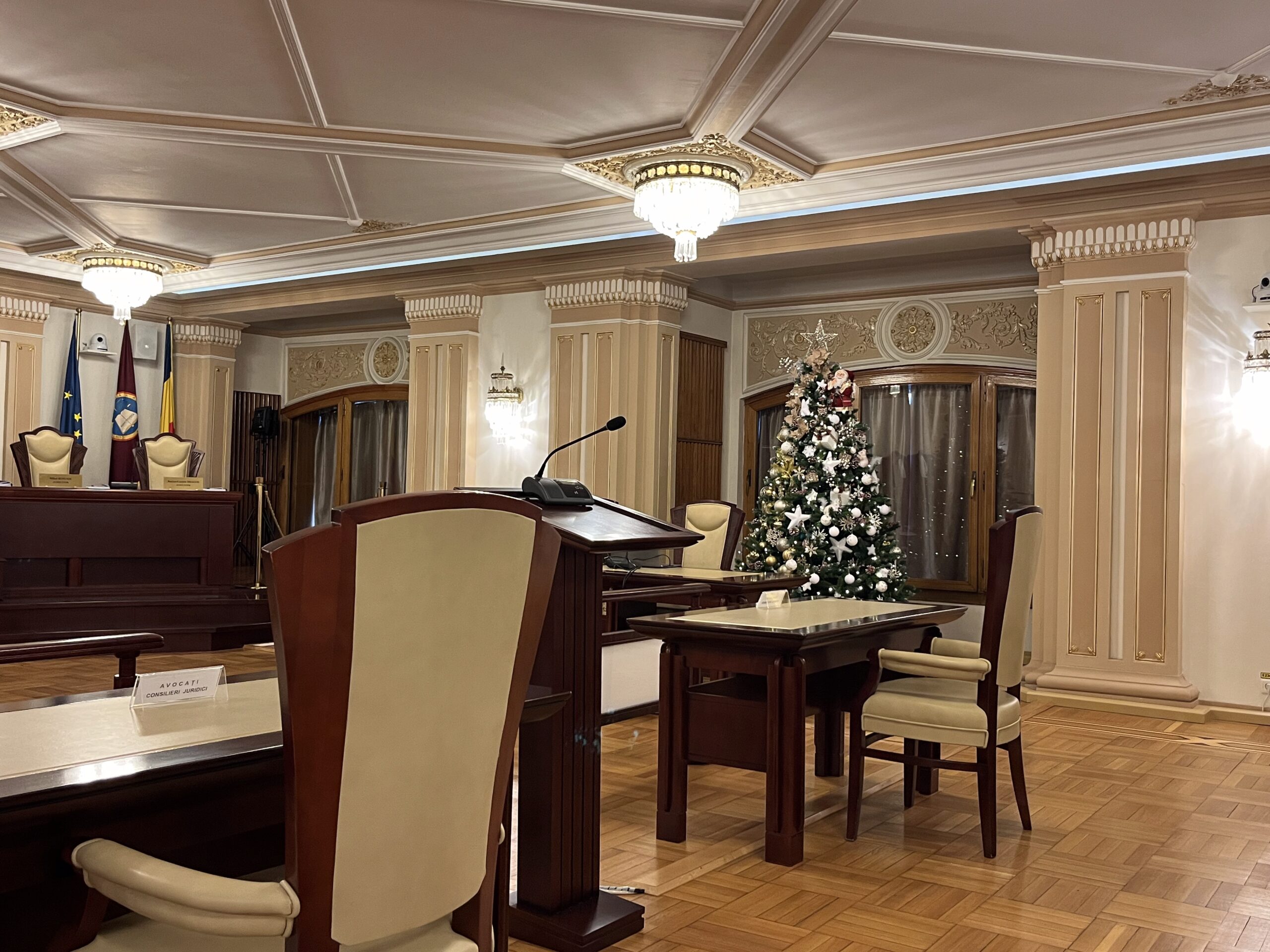 Când grupurile s-au retras, aerul din sediul CCR părea schimbat. (sursă foto: Arhiva EVZ)