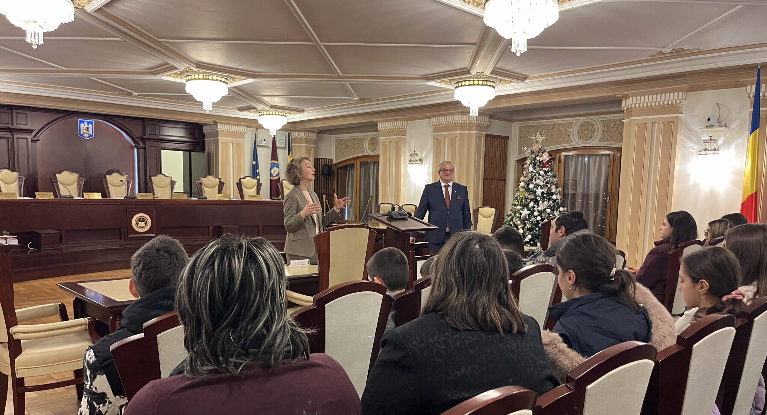 Peste 150 de elevi din învățământul gimnazial au intrat în spațiul în care, de regulă, liniștea e regula nescrisă, iar deciziile se iau cu măsură și solemnitate. (sursă foto: Arhivă EVZ)