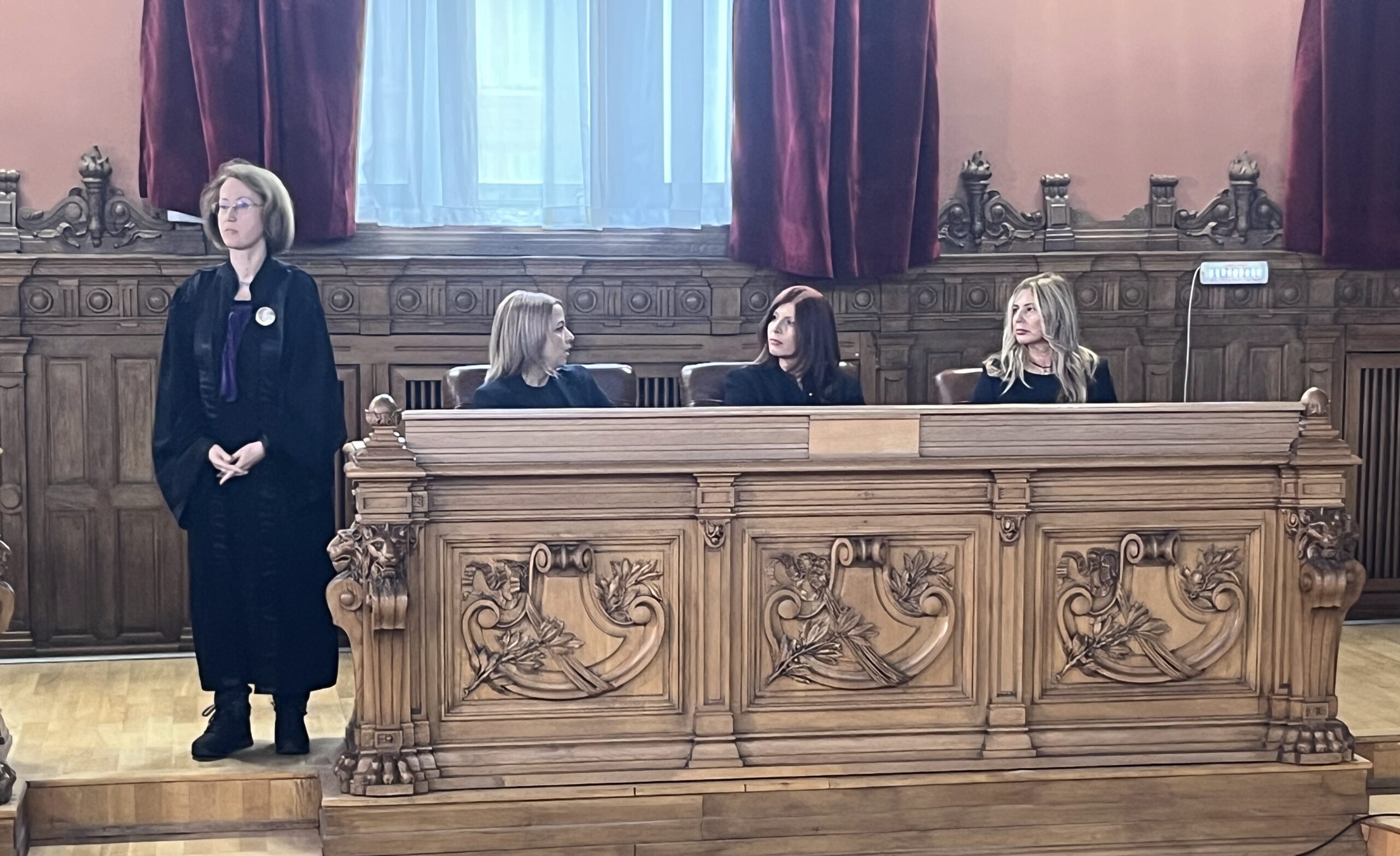 Înainte ca președinta CAB să expirme dreptul la replică al instituției, judecătoarea Raluca Moroșanu (stânga, în picioare) a intervenit cu un mesaj laudativ la adresa colegului său, Laurențiu Beșu. (sursă foto: arhiva EVZ)