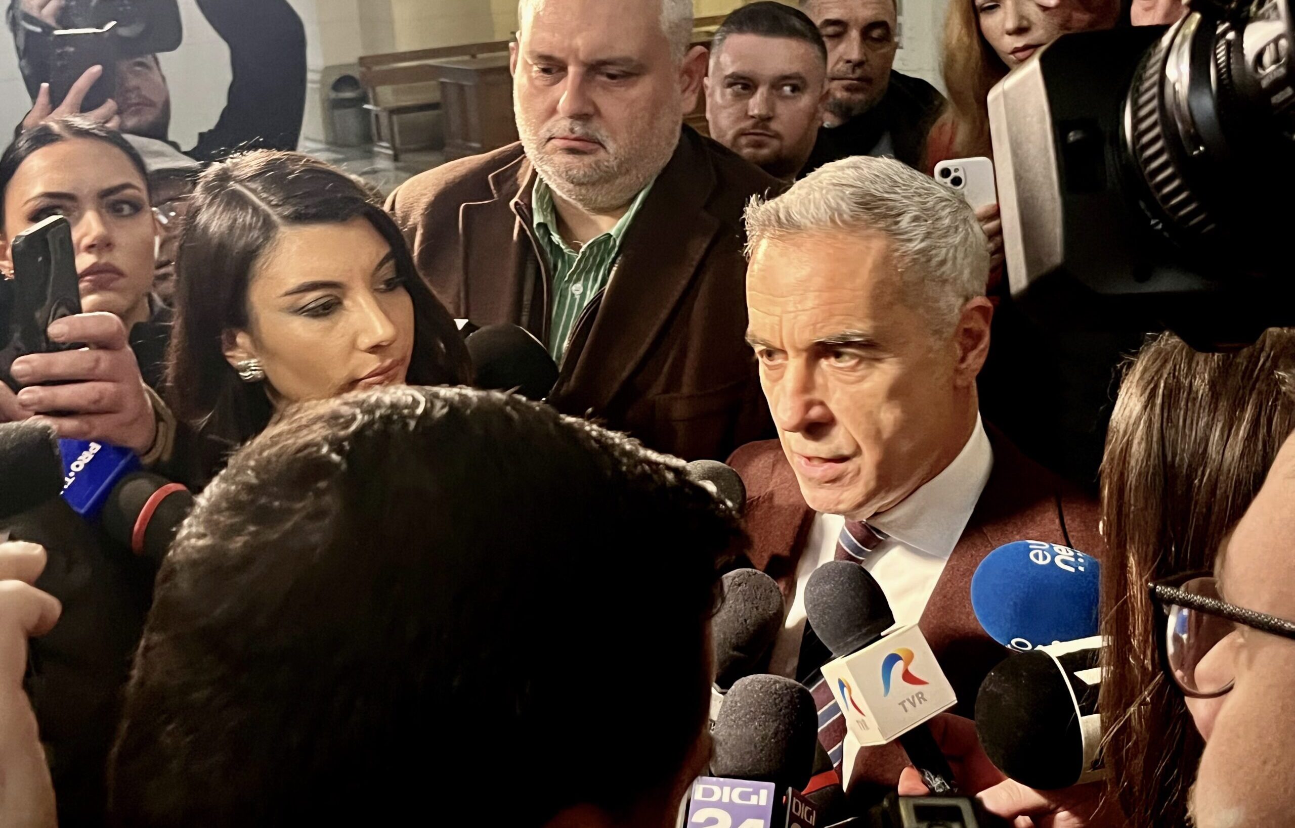 După încheierea procesului, Călin Georgescu iese din sala de judecată și este din nou asaltat de mulțime. De data aceasta, se oprește și face câteva declarații. (sursă foto: Arhiva EVZ)