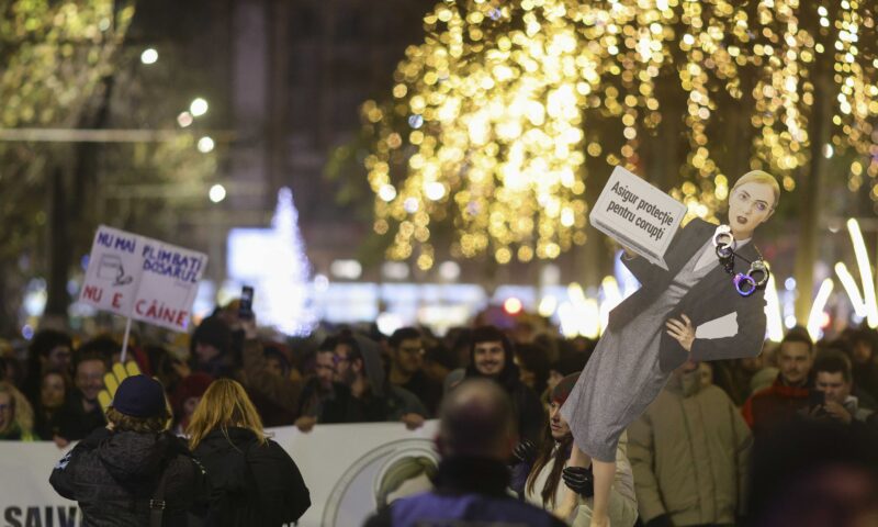 A cincea seară de proteste, în Capitală. Oamenii au ieșit în stradă și în Cluj și Timișoara