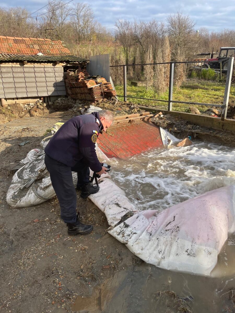 Erupție de apă și gaz metan dintr-o gospodărie din Bihor