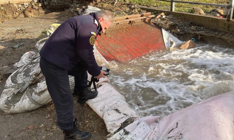 Erupție de apă și gaz metan dintr-o gospodărie din Bihor