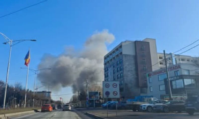 Alertă în Capitală. Un depozit din sectorul șase a fost cuprins de flăcări puternice