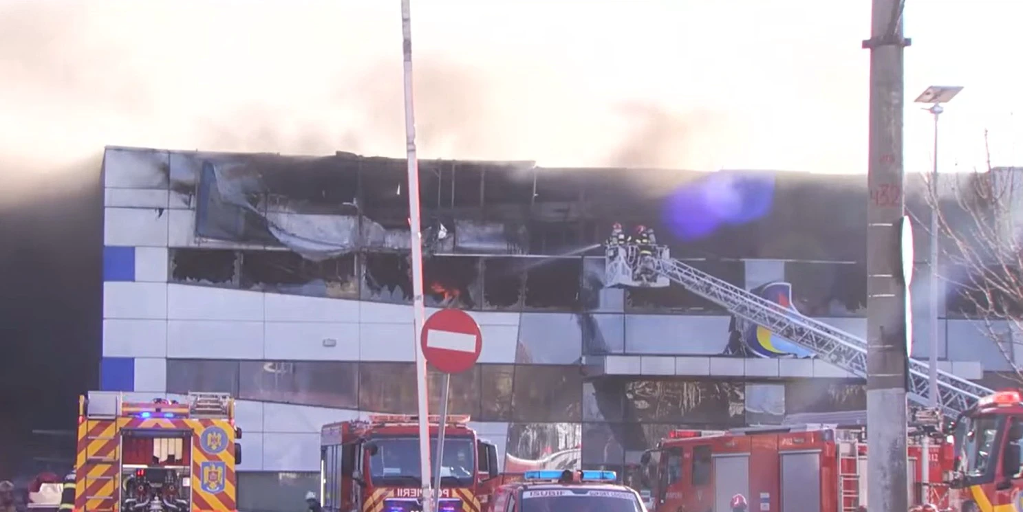 Incendiul din București. Norul de fum se deplasează spre est-sud-est, autoritățile monitorizează aerul