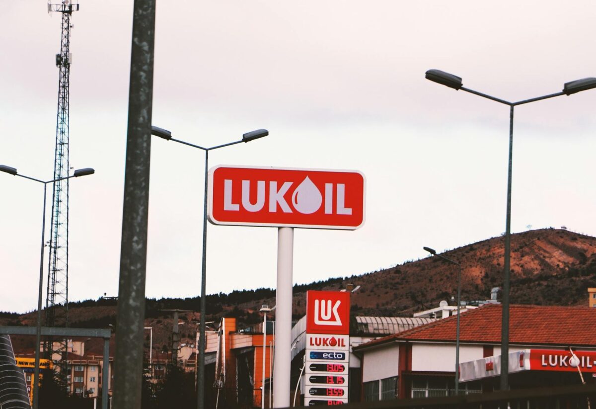 Bolojan, despre sancțiunile aplicabile companiei Lukoil: Termenele au fost amânate până în primăvară