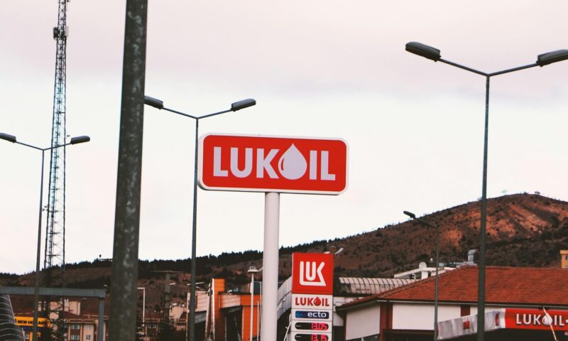 Lukoil scapă temporar de sancțiunile impuse de SUA. Derogarea e în vigoare până în aprilie 2026
