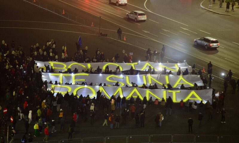 „Bolojan, te sună România” și „Bolojan, te sună Coldea”,  mesajele de la protestul pentru justiție