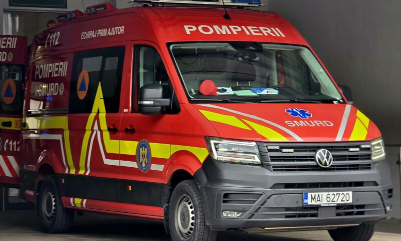 Incendiu puternic la o clădire de locuințe din Brașov. Zeci de persoane au fost evacuate