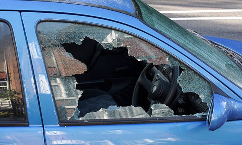 Noapte de coşmar la Târgu Jiu: 27 de maşini făcute praf