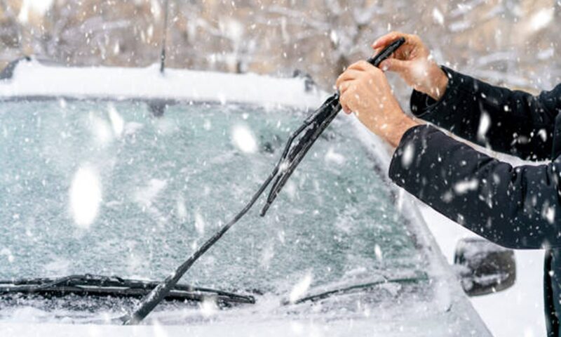 Cum să îți dezăpezești mașina în cinci minute. Trucuri simple